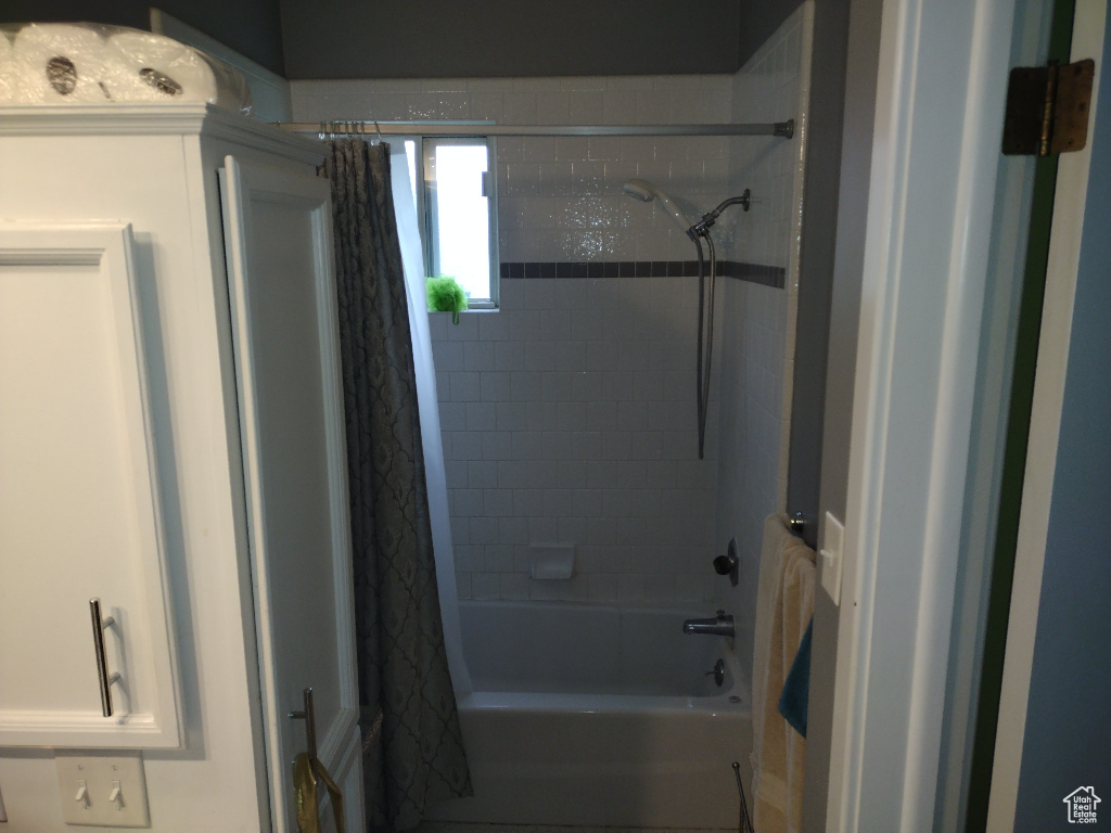 Bathroom with shower / tub combo with curtain
