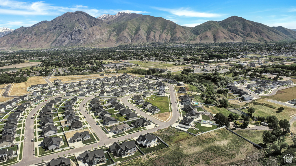 Aerial view with a mountain view