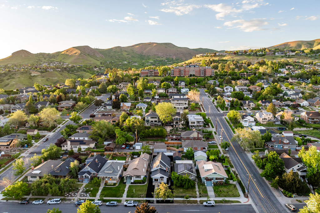 Birds eye view of property featuring a mountain view