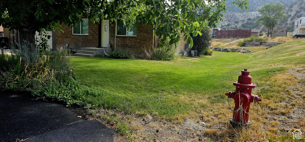 View of yard featuring a mountain view