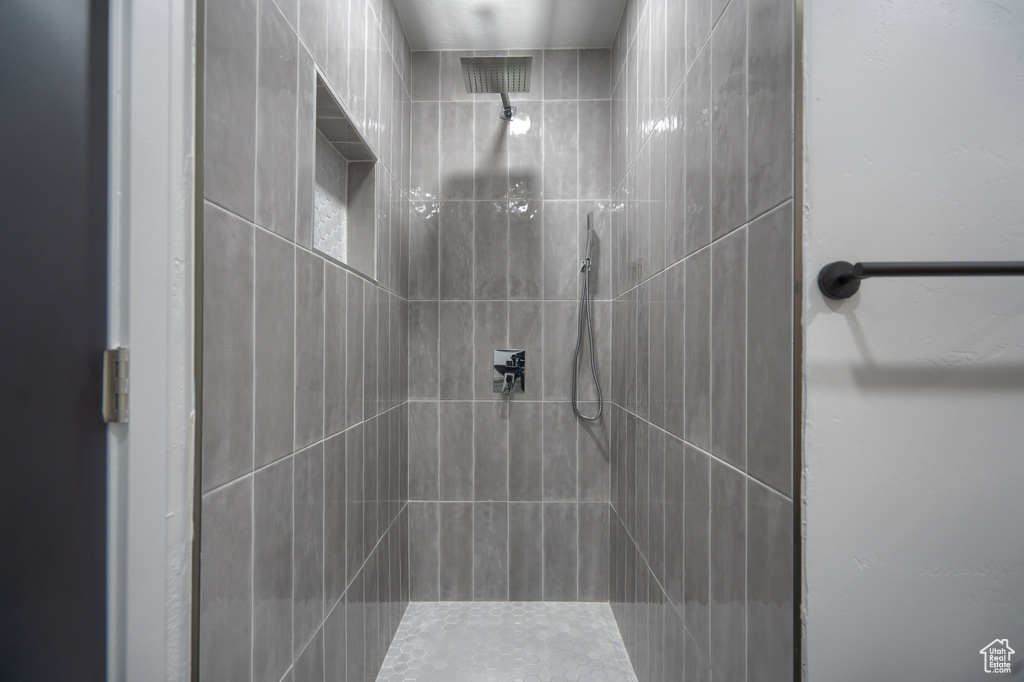 Bathroom featuring tiled shower