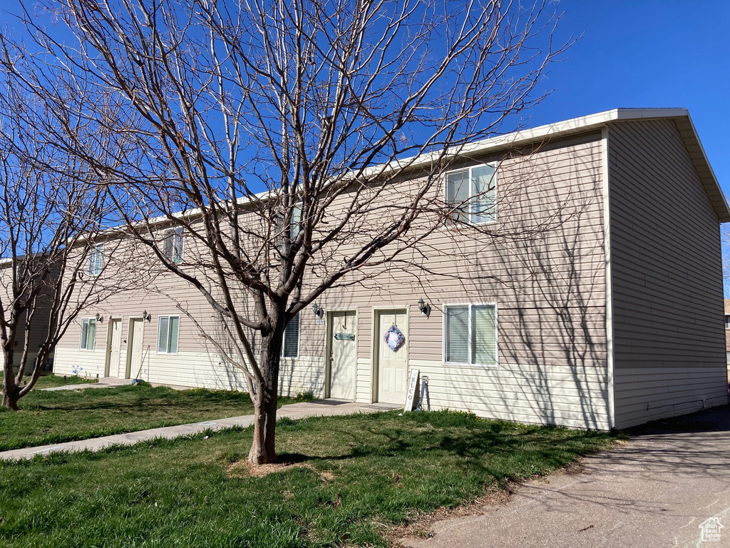 View of front of property featuring a front yard