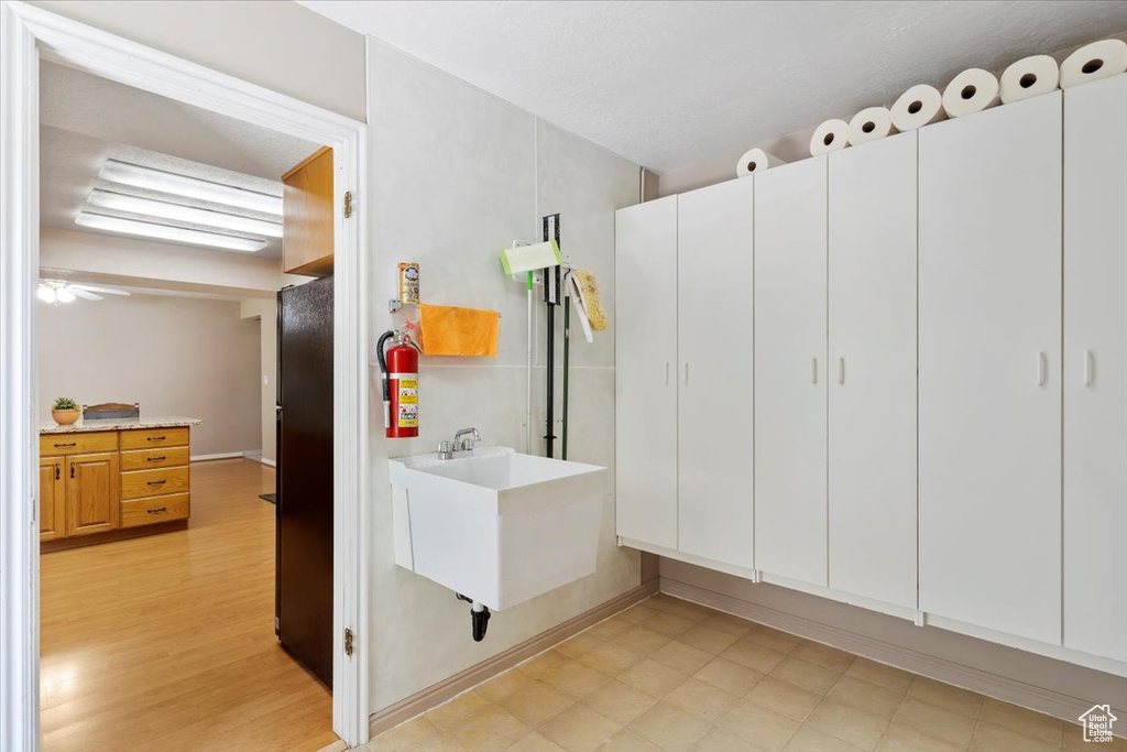 Washroom featuring sink, light tile flooring, and ceiling fan