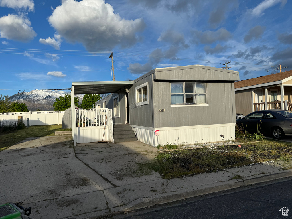 Manufactured / mobile home featuring a mountain view