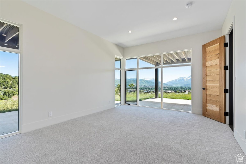 Carpeted spare room featuring a mountain view