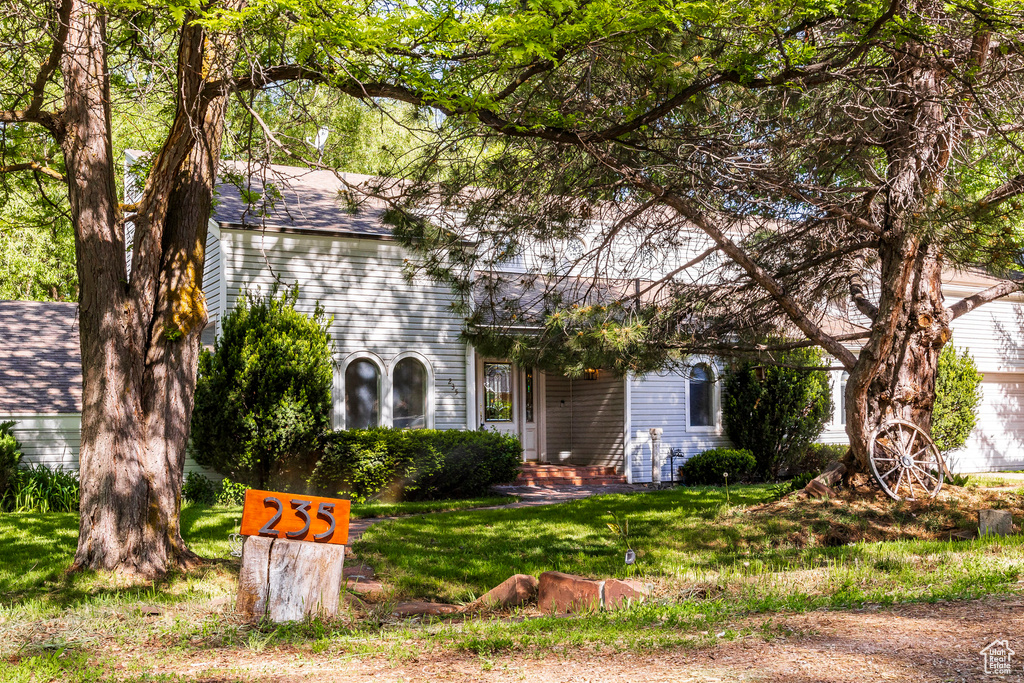 View of front of house featuring a front lawn