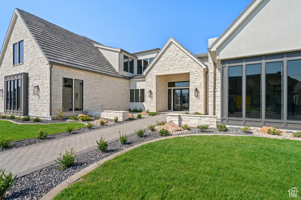 View of front of home featuring a front yard