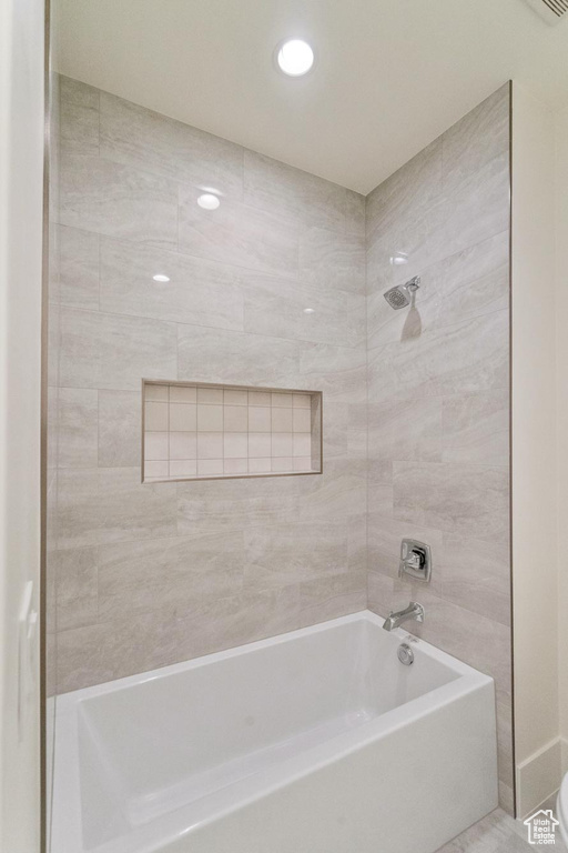 Bathroom with tiled shower / bath