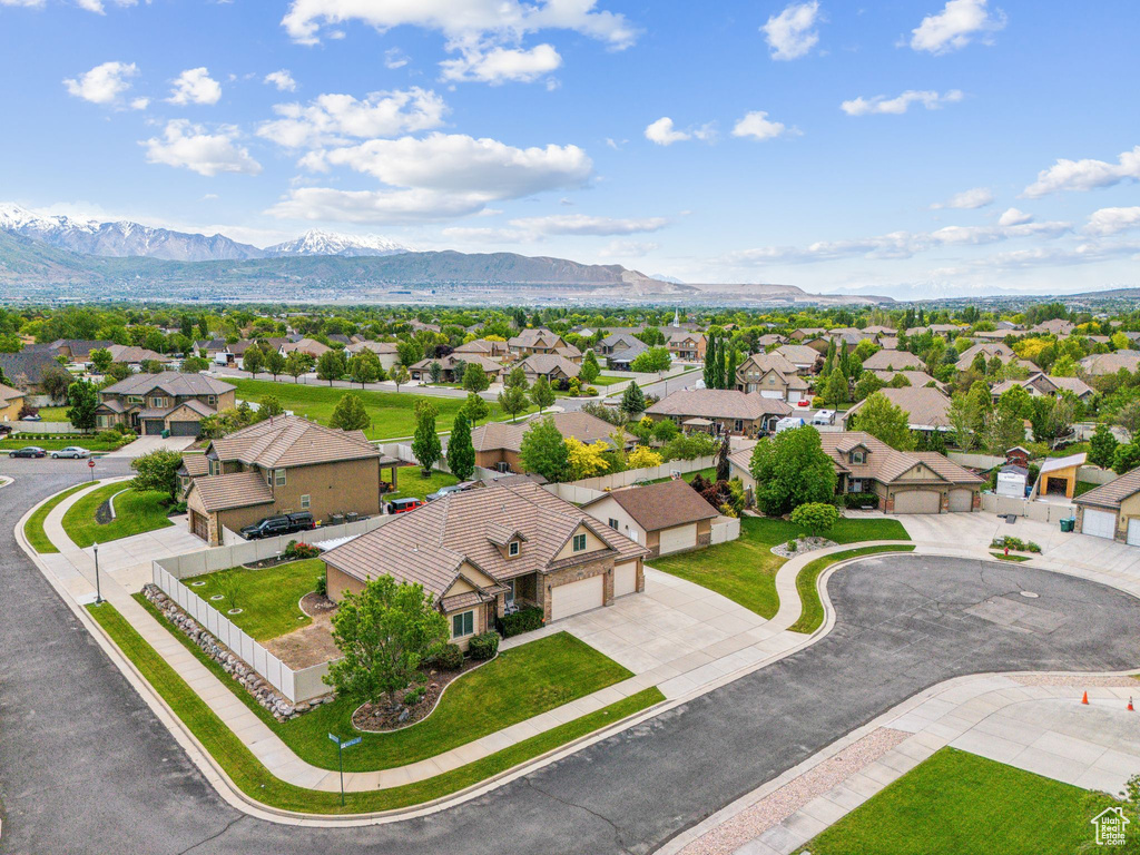 Bird\'s eye view with a mountain view