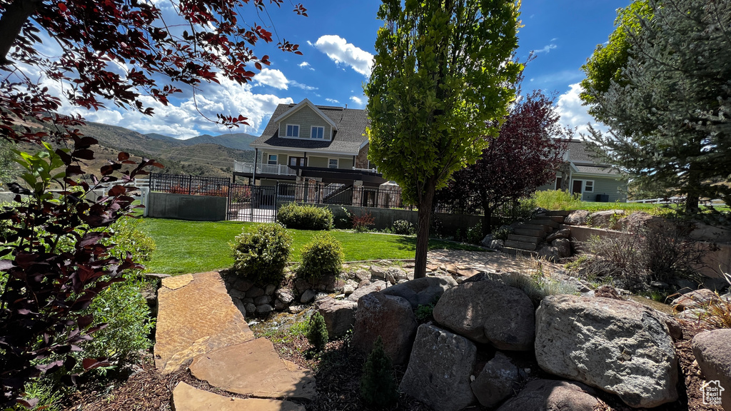 View of yard featuring a mountain view