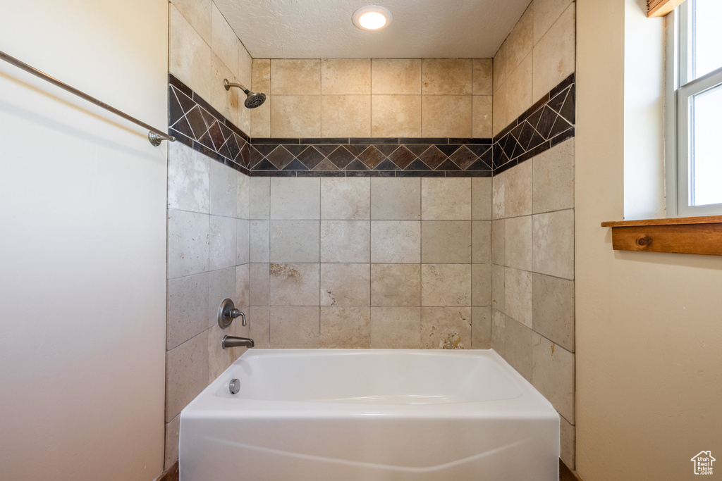 Bathroom with tiled shower / bath combo