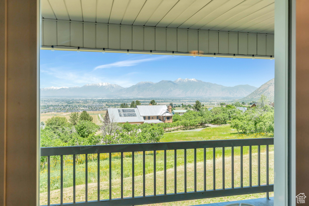 Balcony featuring a mountain view