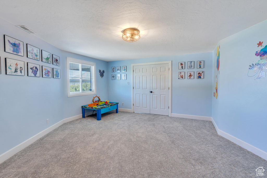 Game room with carpet floors