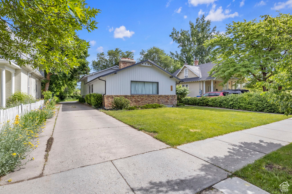 View of front of house featuring a front yard