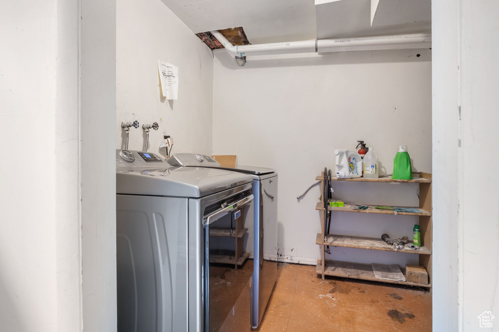 Laundry area featuring washer and clothes dryer and washer hookup