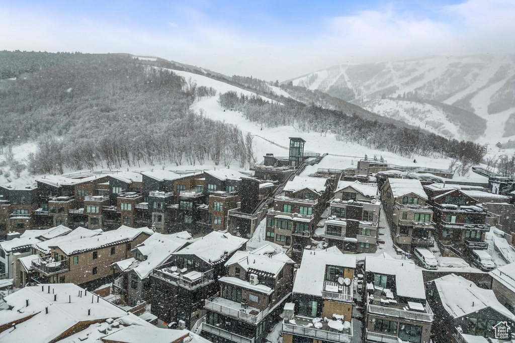 Snowy aerial view featuring a mountain view