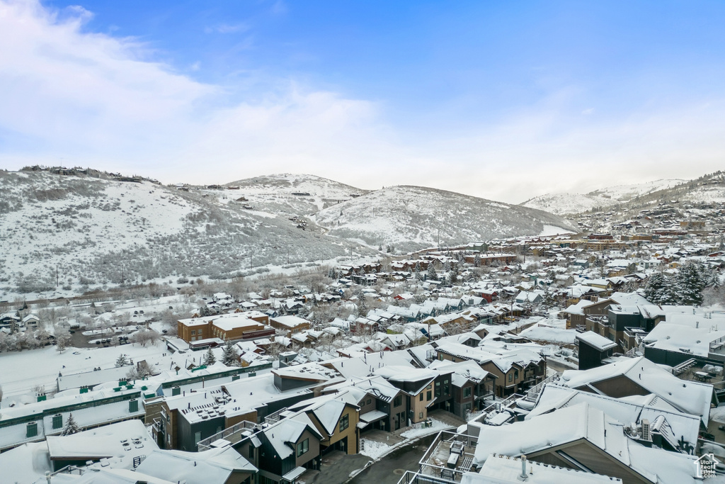 Snowy aerial view with a mountain view