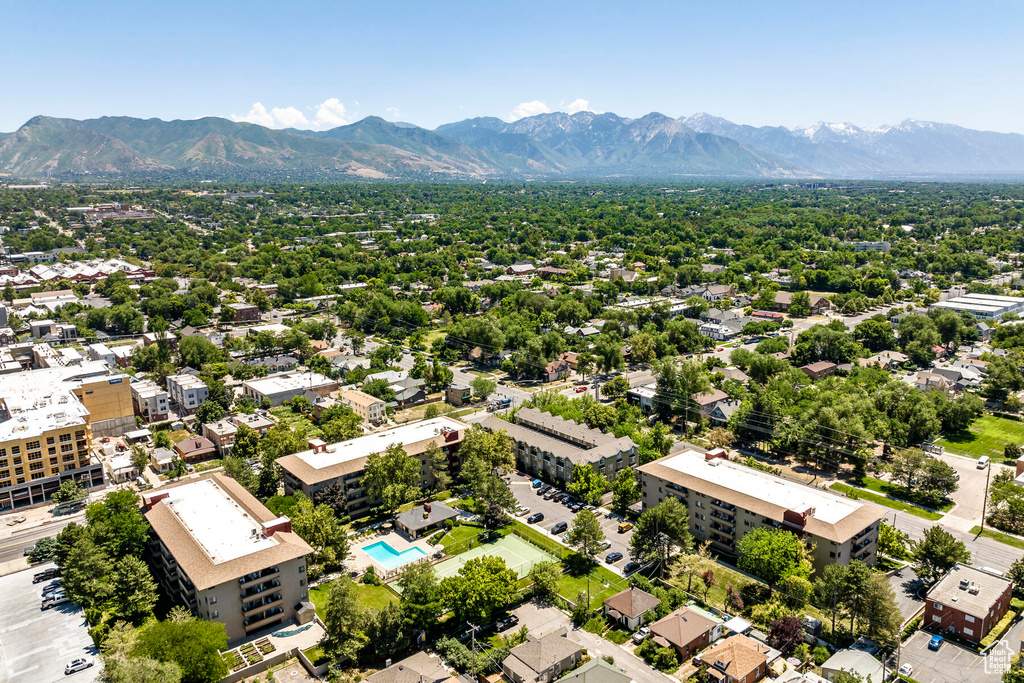 Aerial view with a mountain view