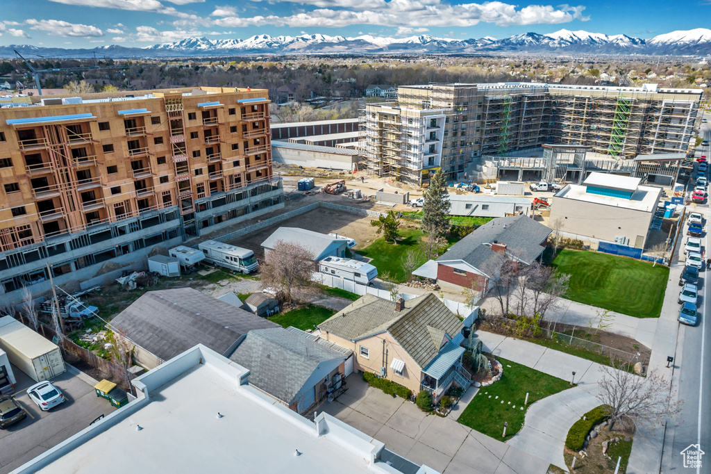 Bird\'s eye view with a mountain view