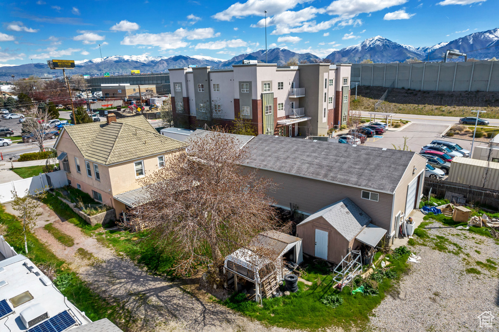 Aerial view with a mountain view