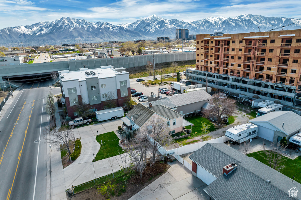 Bird\'s eye view with a mountain view