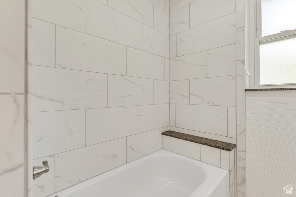 Bathroom with tiled shower / bath combo