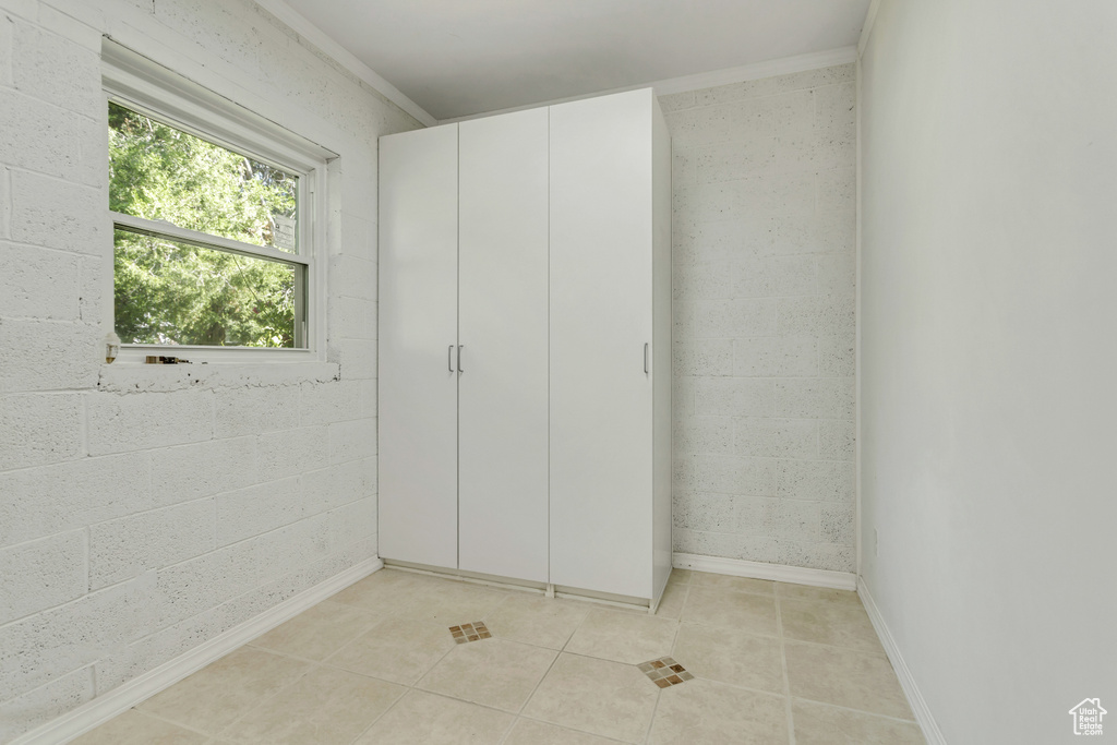 Laundry area featuring light tile flooring