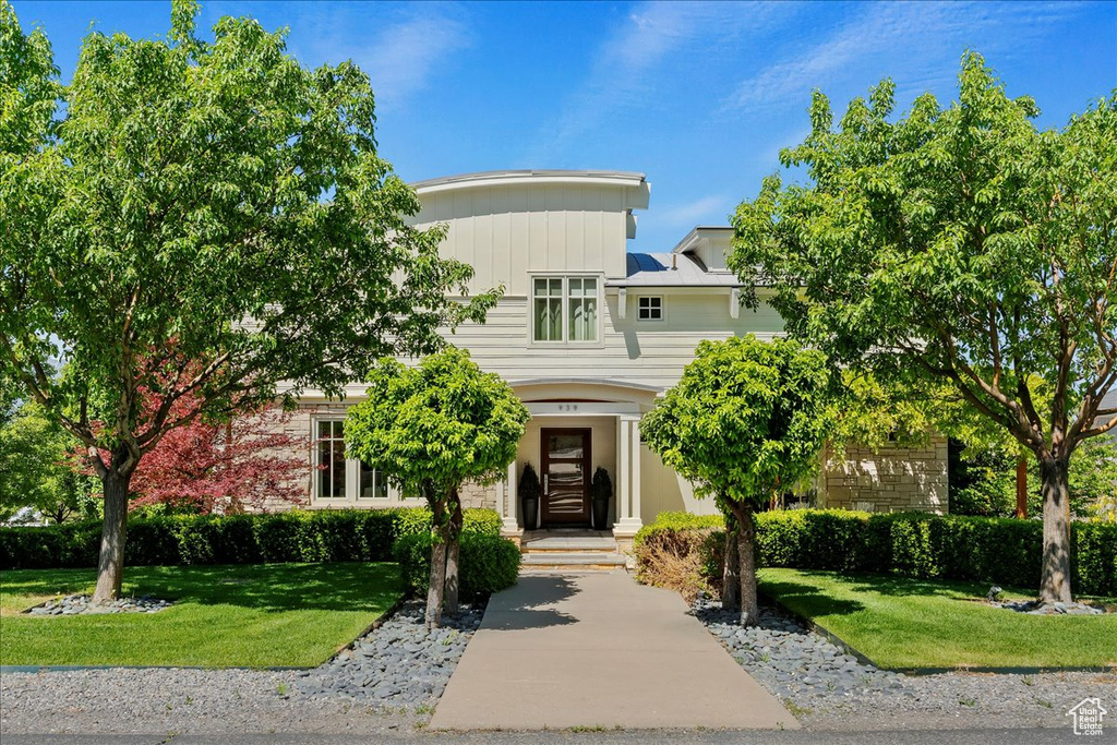 View of front of home featuring a front yard