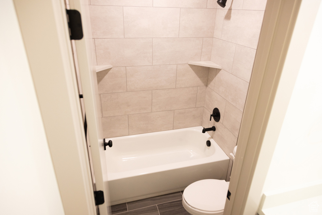 Bathroom featuring toilet and tiled shower / bath