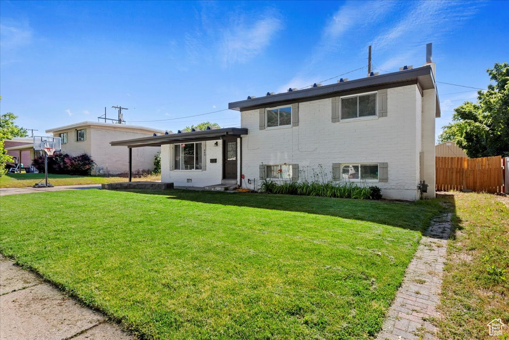 Split level home featuring a front yard