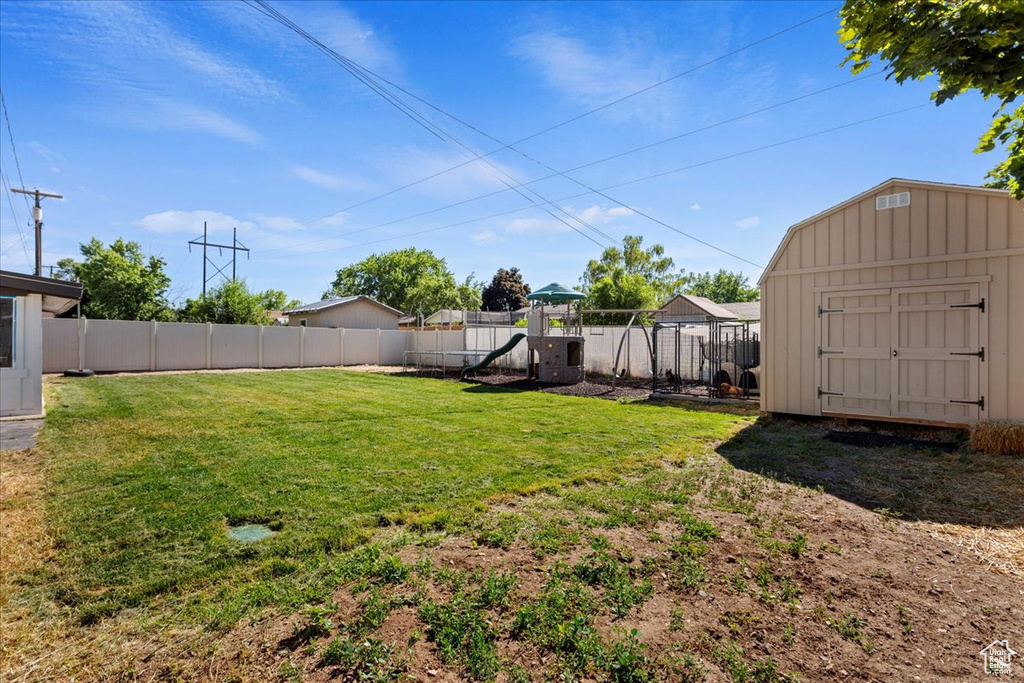 View of yard featuring a shed