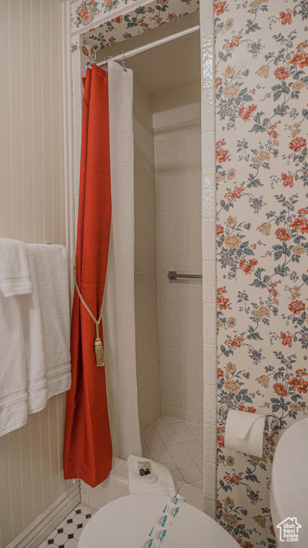 Bathroom with toilet and a shower with shower curtain