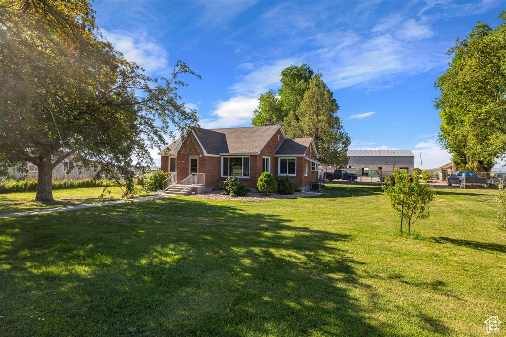 Ranch-style house featuring a front yard