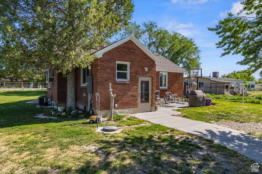 View of front of home featuring a front yard and central air condition unit