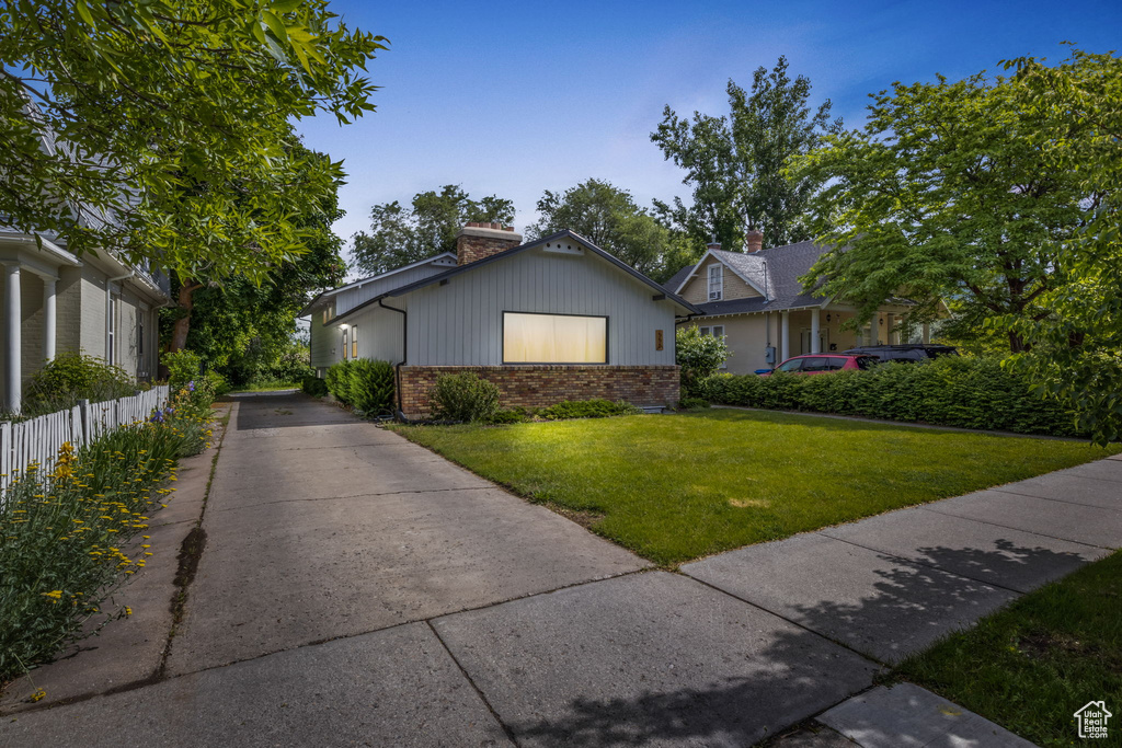 View of front of house featuring a front yard