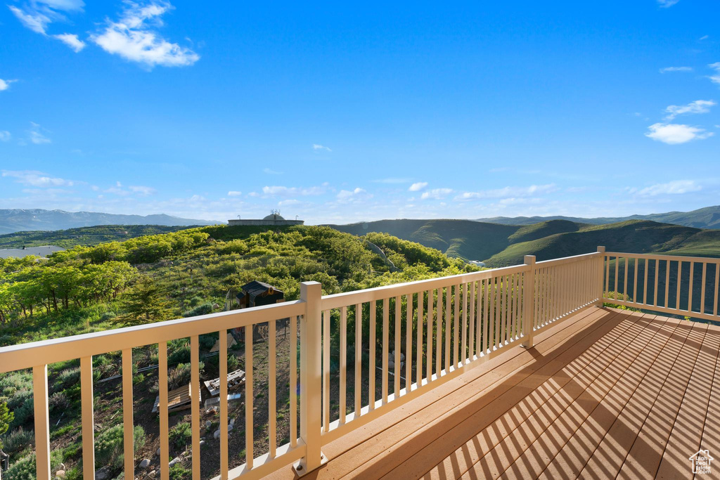 Balcony featuring a mountain view