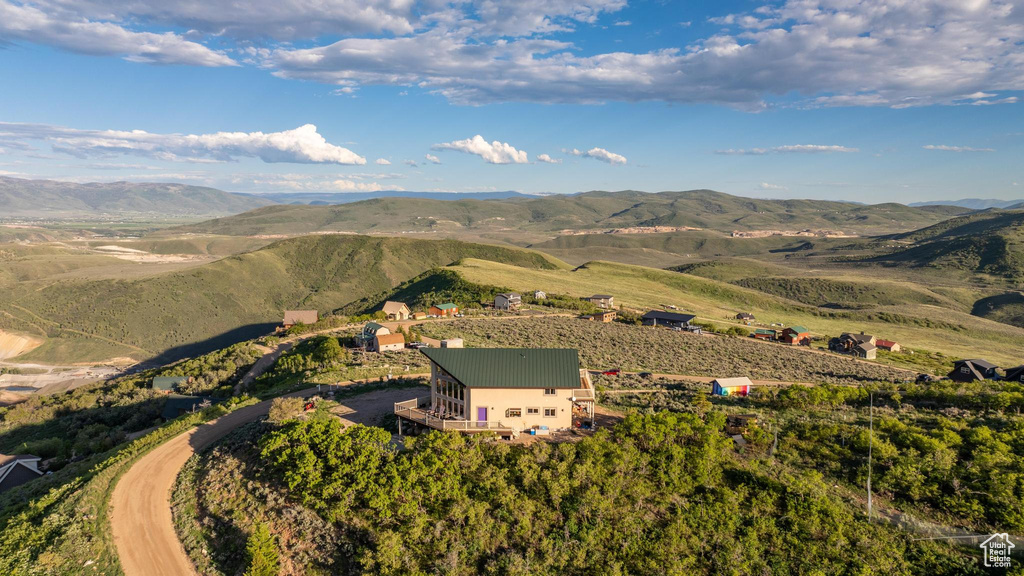 Bird\'s eye view with a mountain view