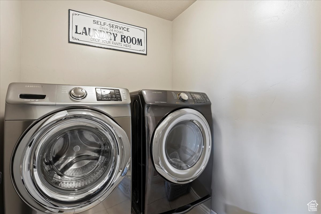 Washroom with independent washer and dryer