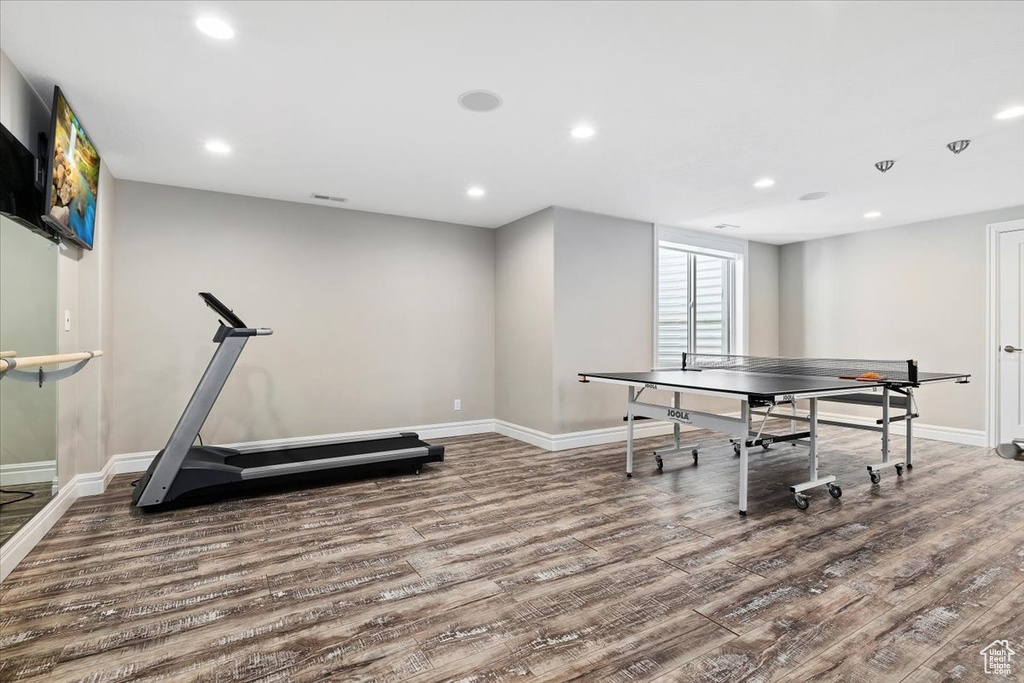 Recreation room with hardwood / wood-style flooring