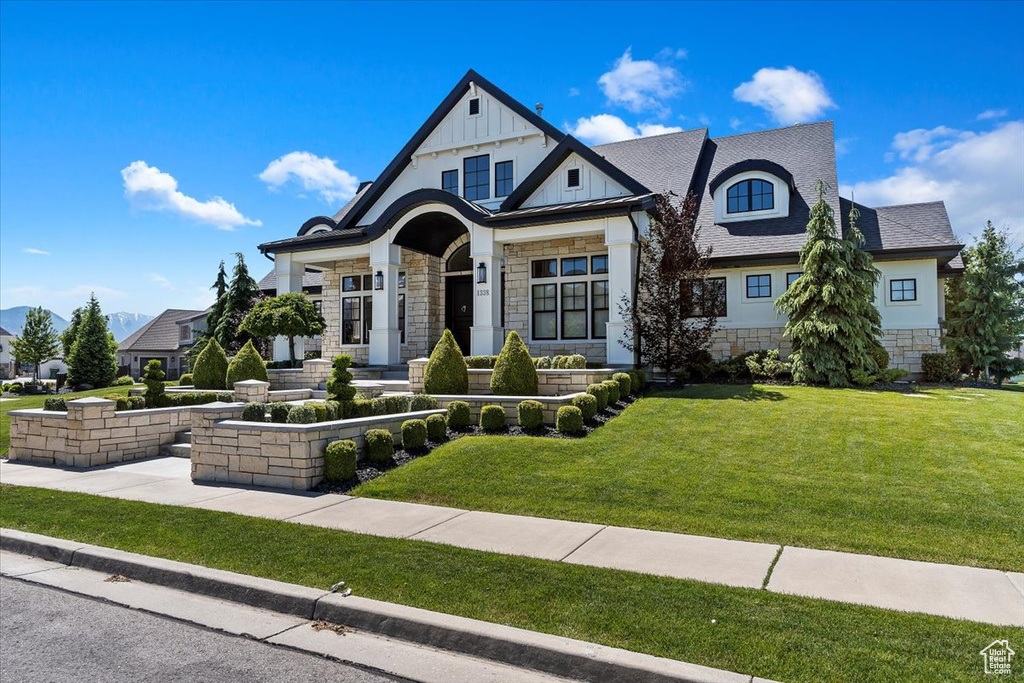 Craftsman house featuring a front lawn