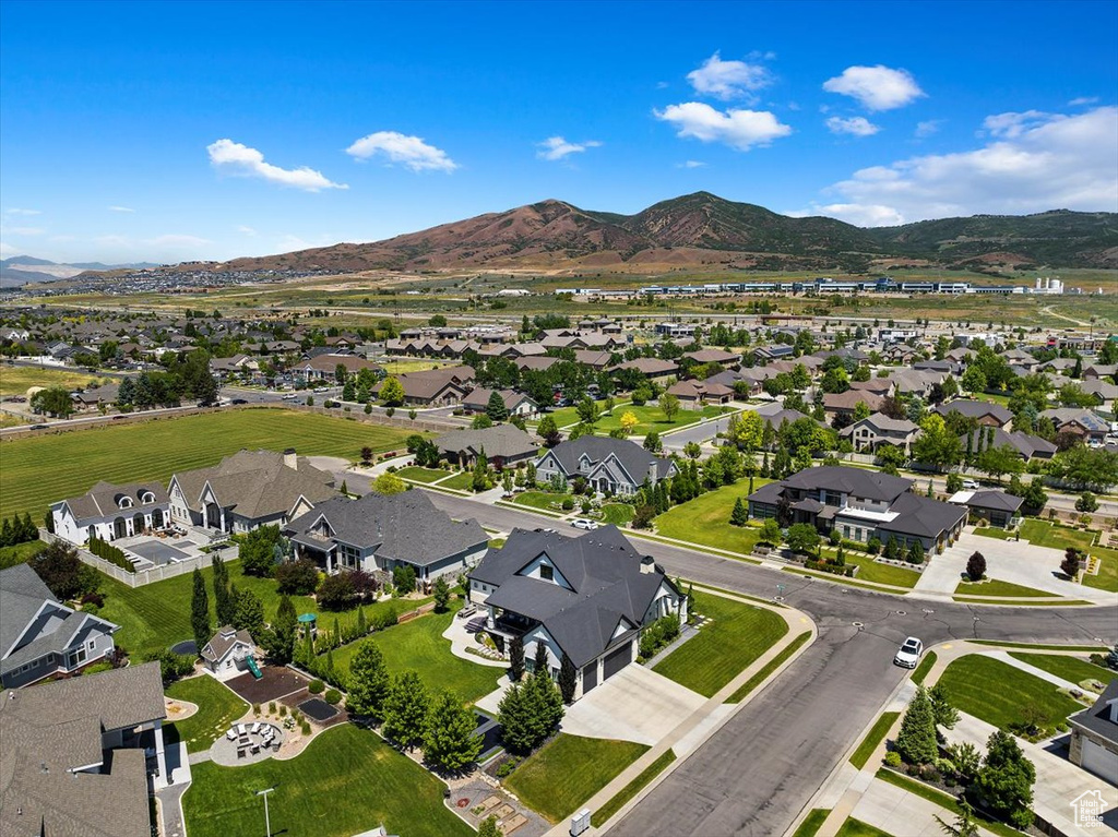 Bird\'s eye view with a mountain view