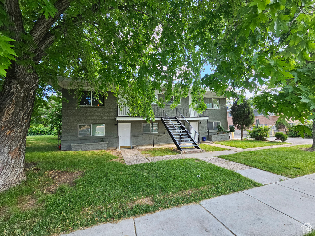 View of front of house with a front yard