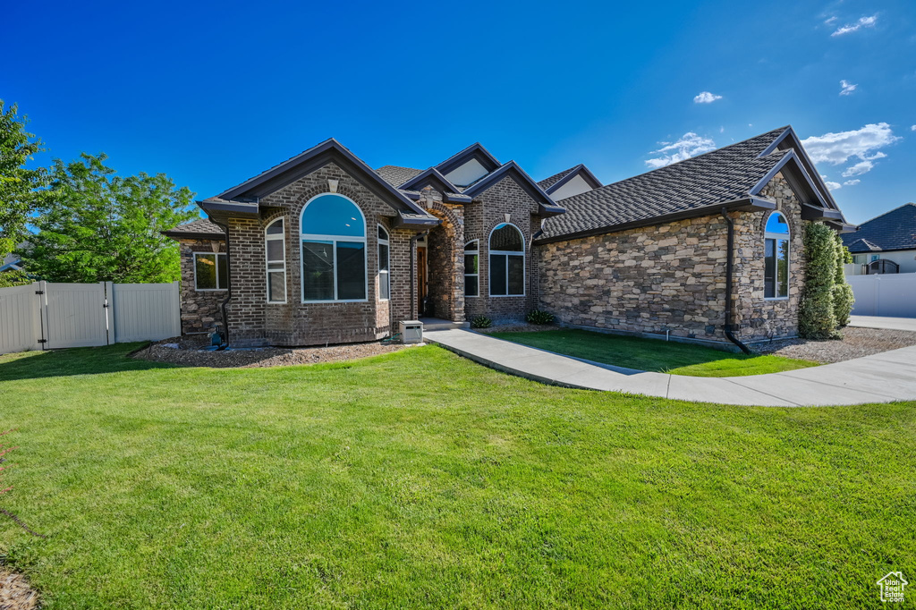 View of front facade featuring a front lawn