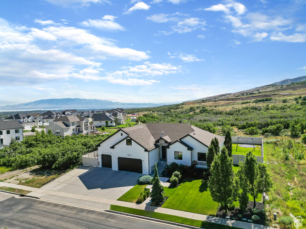 Aerial view with a mountain view