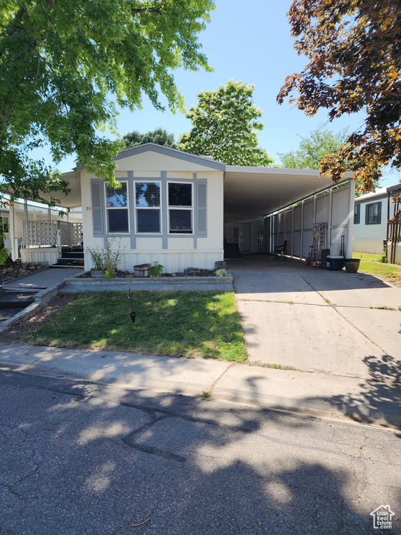 Manufactured / mobile home featuring a carport