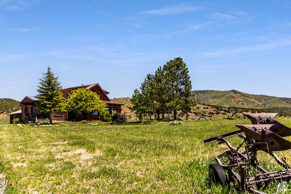 View of yard featuring a mountain view