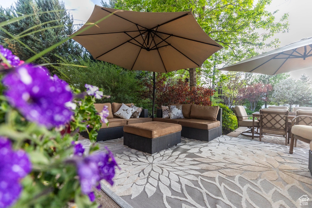 View of patio / terrace featuring outdoor lounge area