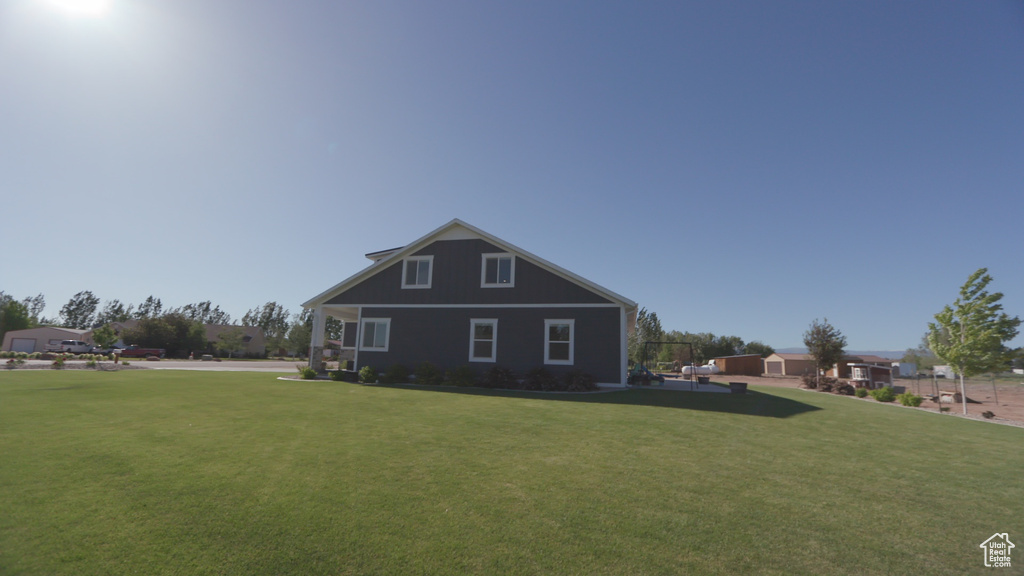 View of front of house featuring a front yard