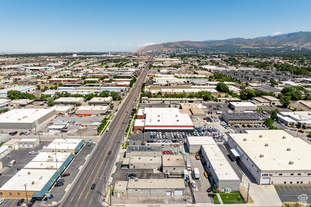 Bird's eye view with a mountain view