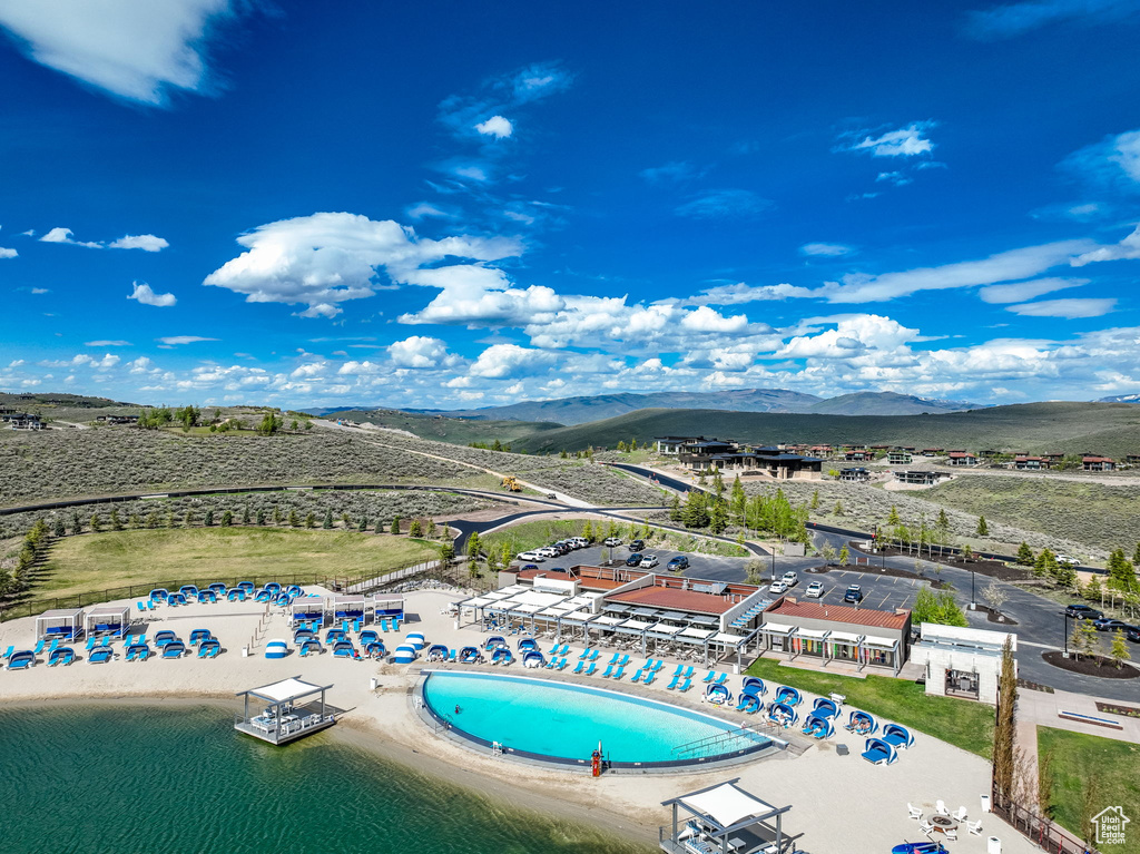 Bird\\\'s eye view with a mountain view